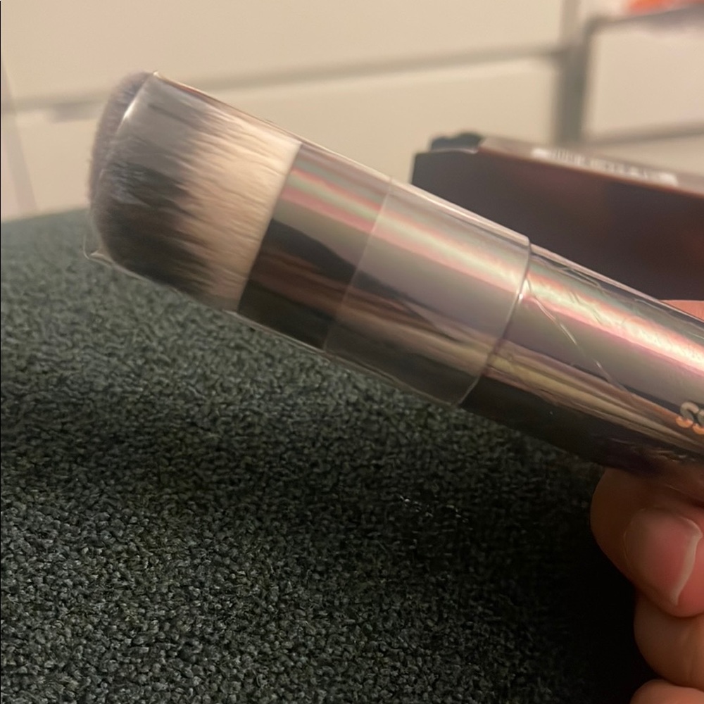 Hourglass Vanish Seamless Finish Foundation Brush - Picture 3 of 3